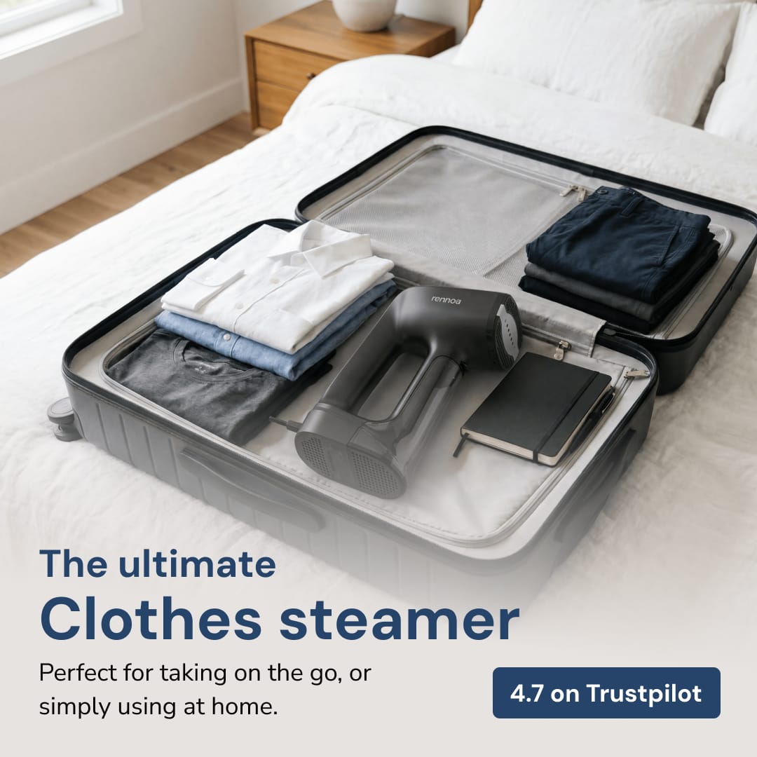 Rennoa QuickSteamer tøjdamper i en åben kuffert med foldet tøj – Den ultimative tøjdamper, 4,7 på Trustpilot