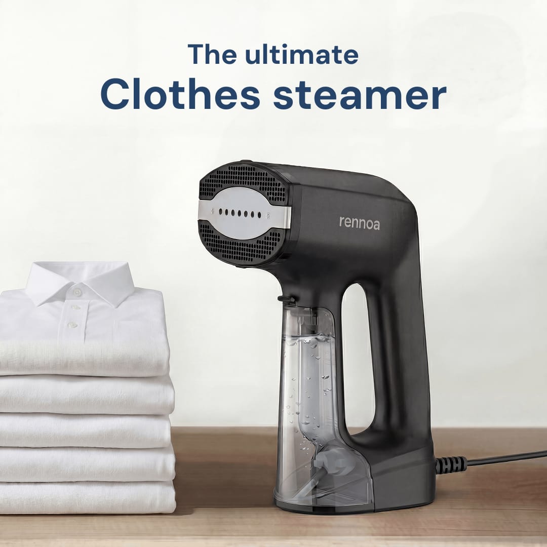 Sort Rennoa QuickSteamer med vandtank ved en stak hvide skjorter – Den ultimative tøjdamper