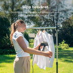 Kvinde damper hvide skjorter udendørs med Rennoa QuickSteamer – Slip for besværet, dampning på farten