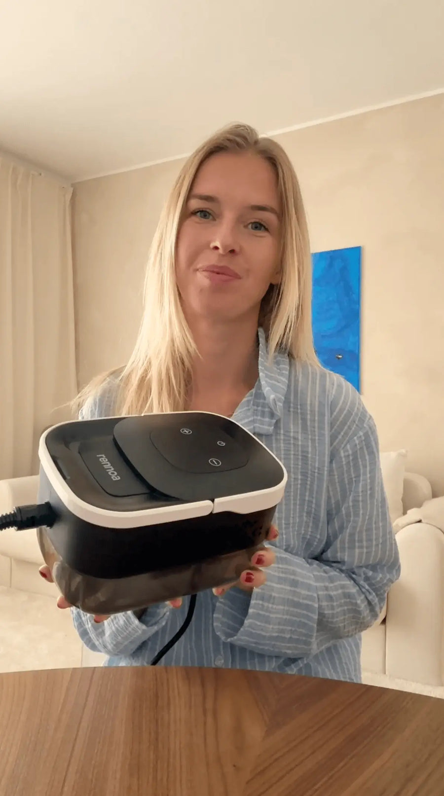 Person holder damprenser i hånden