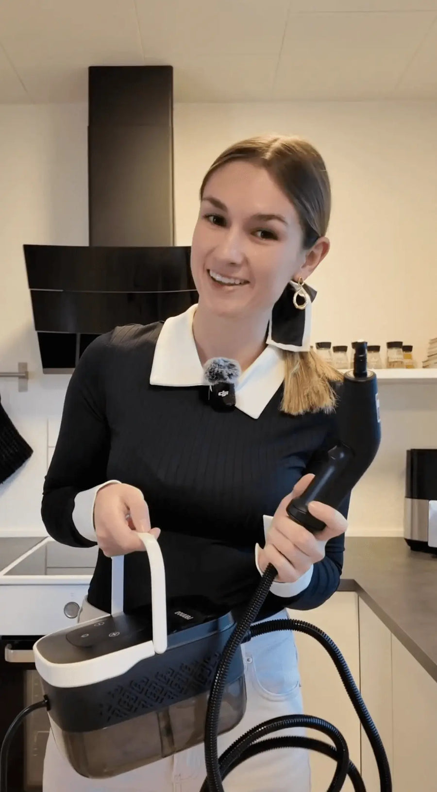 Person holder damprenser i hånden