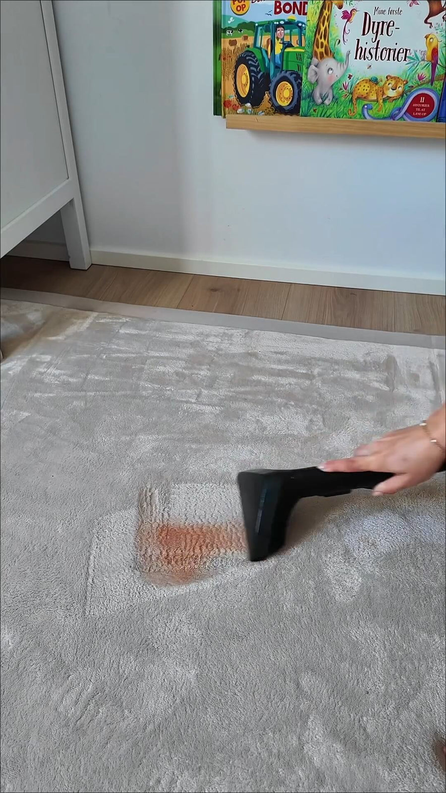 Henkilö pitelee höyrypuhdistinta kädessään