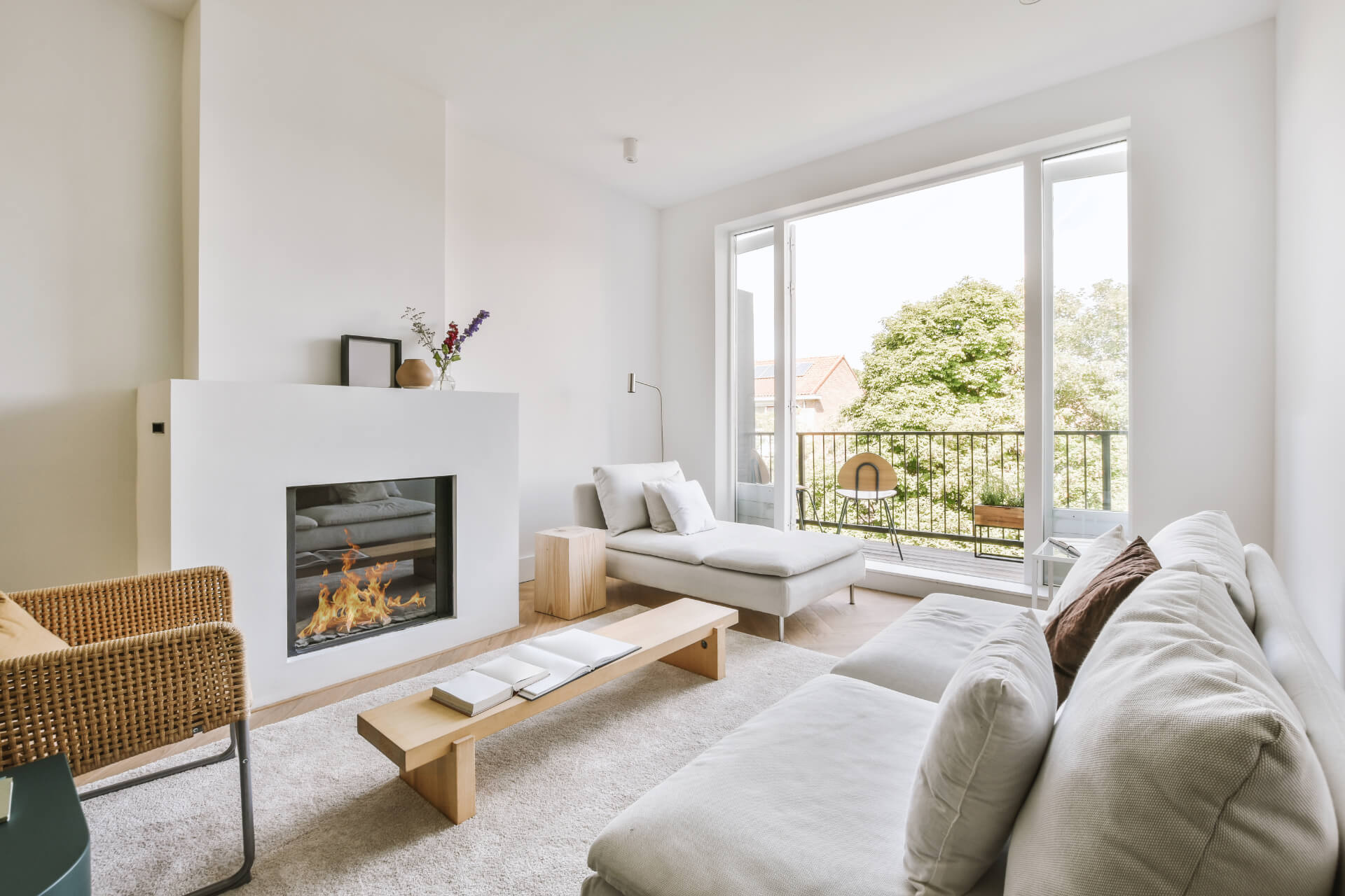 Lys og indbydende stue med sofa og pejs, holdt ren og hygiejnisk med damprenser